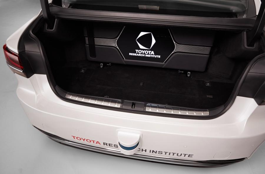 Багажник Lexus LS500h TRI-P4 Research Vehicle 2019 года  (фото 3 из 19)